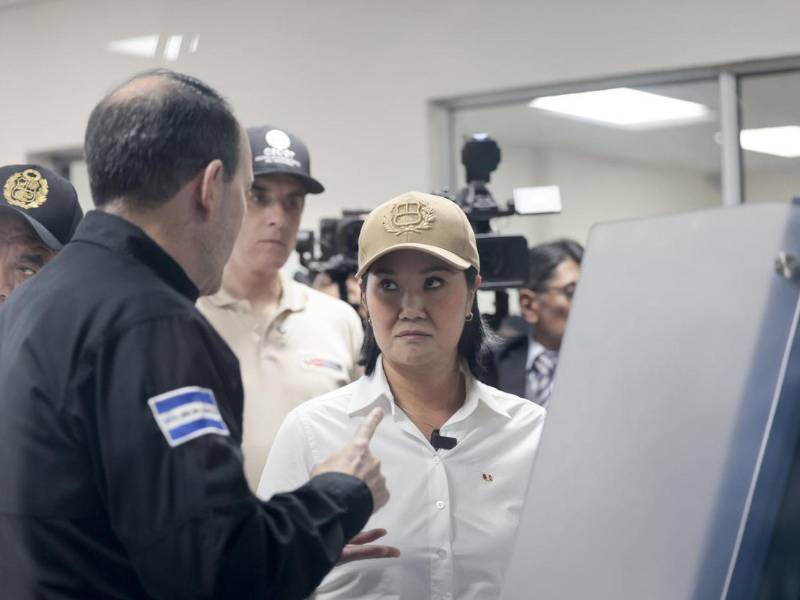 <b>SEGURIDAD.</b> El ministro de Seguridad Pública y Justicia de El Salvador, Gustavo Villatoro, habla con la presidenta de Perú, Keiko Fujimori, durante una visita a la megacárcel Centro del Confinamiento del Terrorismo (Cecot).