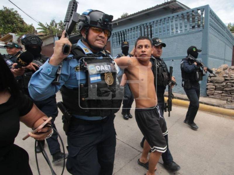 Uno de los supuestos integrantes de estructuras criminales señalados de intimidar a pobladores de la colonia Villa Nueva, en Tegucigalpa, fue capturado por las autoridades, luego del desplazamiento forzado de varias familias de la zona.