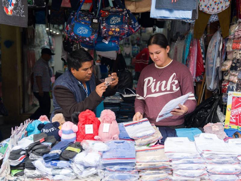 Padres de familia pueden aprovechar la variedad de productos y precios accesibles en Comayagüela, desde cuadernos de tarea hasta buzos y pantalones escolares.