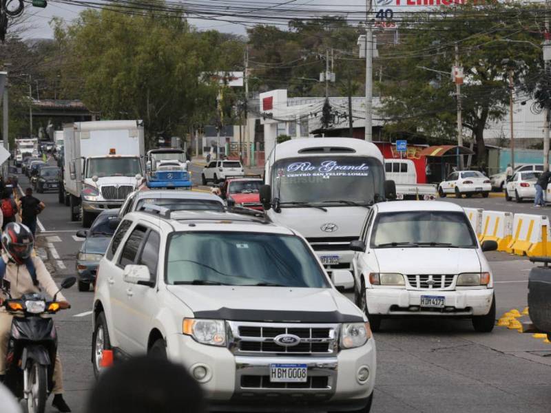 A ocho días de su reactivación, la rotonda implementada por la AMDC no ha logrado aliviar el congestionamiento en la salida al sur, donde circulan 42 mil vehículos.