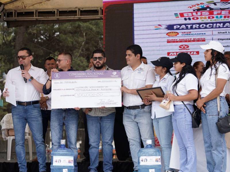 También se brindó un apoyo economcio de 100,000 lempiras a la asociacion.