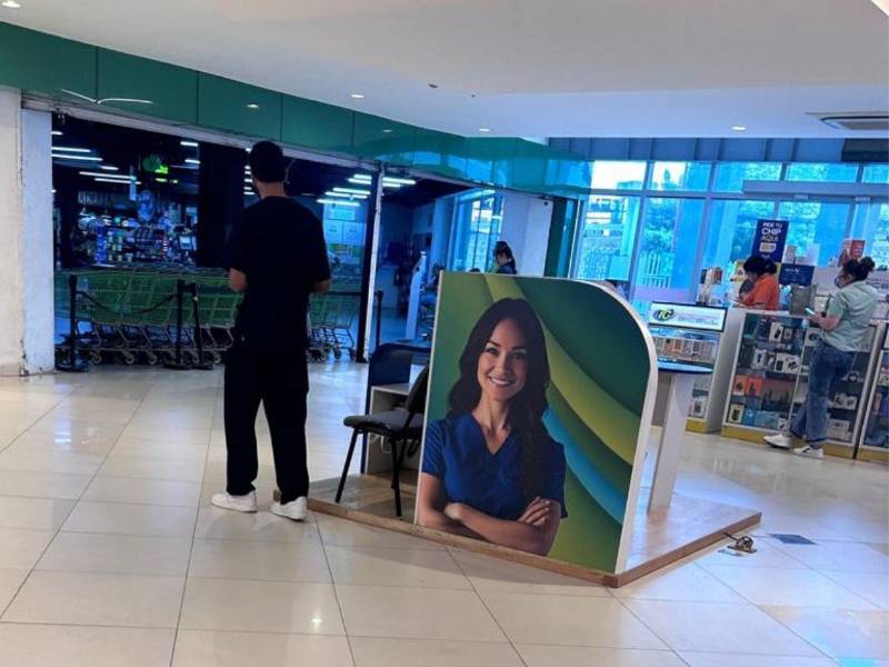 El quiosco de la clínica está ubicado en un punto estratégico dentro del centro comercial, donde los edecanes abordan a potenciales clientes.