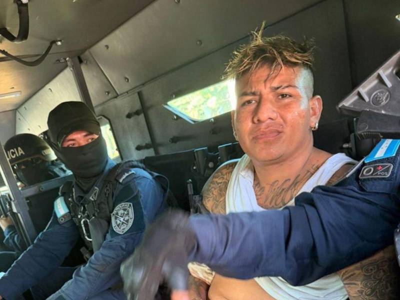 El Juzgado de Letras de lo Penal de San Pedro Sula, dictó la medida de detención judicial en contra de Kleivin Orellana, señalado como el líder de la banda criminal denominada La Kleivona. ¿Qué delitos enfrenta el acusado? A continuación los detalles.