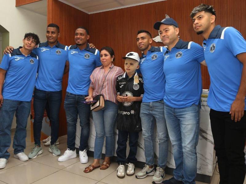 El plantel azul hizo sentir todo su apoyo y cariño hacia un aficionado leal y firme en su elección de seguir al Motagua.