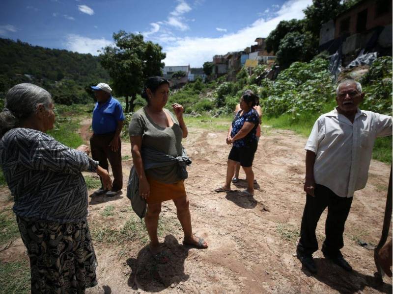 Los damnificados de la colonia Guillén muestran la zona donde ocurrió el derrumbe en septiembre de 2022.