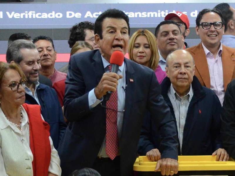 Mientras el escrutinio avanza lentamente, Nasralla acusa al PN de intimidar a sus representantes y de inflar votos .