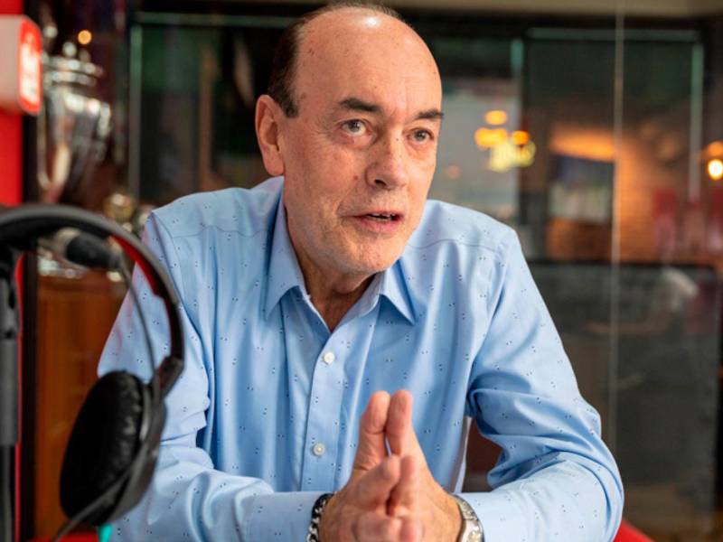 Tras varias semanas luchando por su vida, lamentablemente este domingo -24 de mayo- se confirmó la muerte del reconocido periodista y narrador deportivo Julio César Núñez, quien hoy deja en luto a las personas que en vida compartieron con esa mágica voz del “aguanta corazón”. ¿De qué murió?