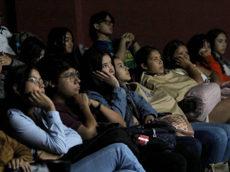 Una vez finalizada la proyección de este largometraje, los estudiantes de Ciudad Universitaria hicieron preguntas y compartieron comentarios con el director.