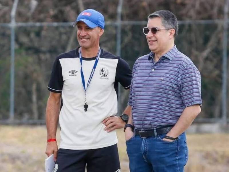 Espinel está encaminando a los albos a su segundo campeonato consecutivo bajo su mando .