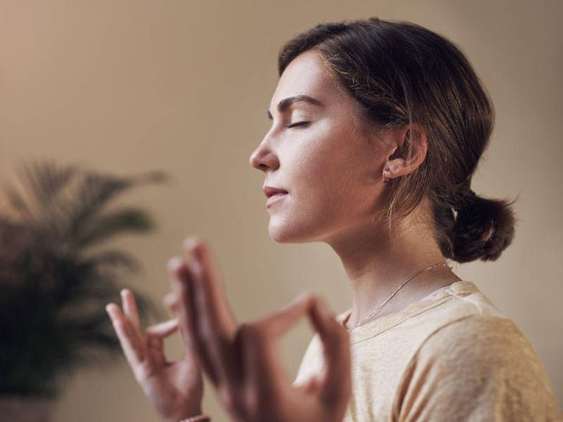 “Si los dolores se vuelven más intensos, frecuentes o distintos a lo habitual, es una señal de que debe acudir a un especialista para descartar causas más serias”, advirtió el entrevistado.