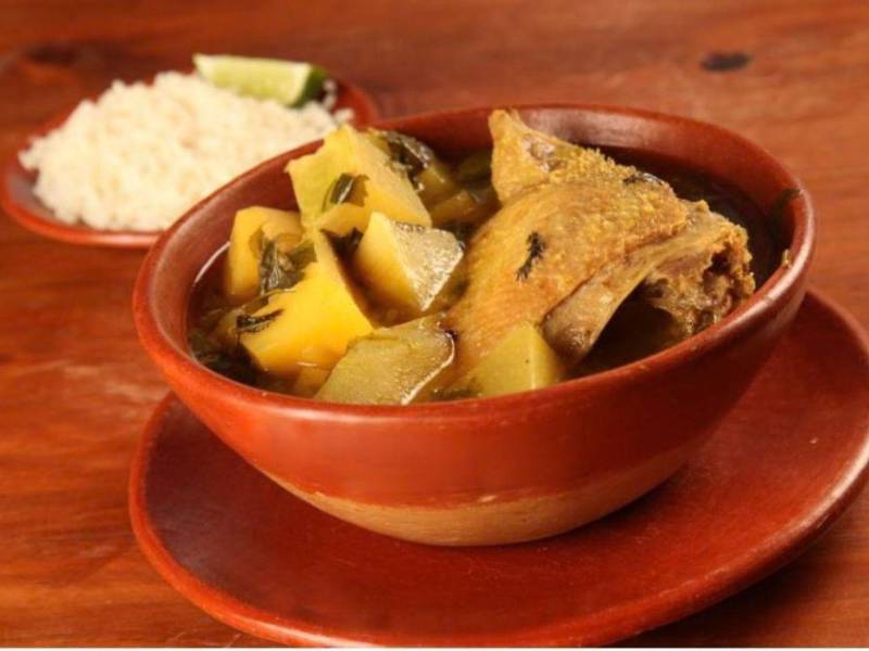 Sopa de gallina india. En algunas zonas del país como en el occidente, la gallina se sirve asada y la sopa aparte.