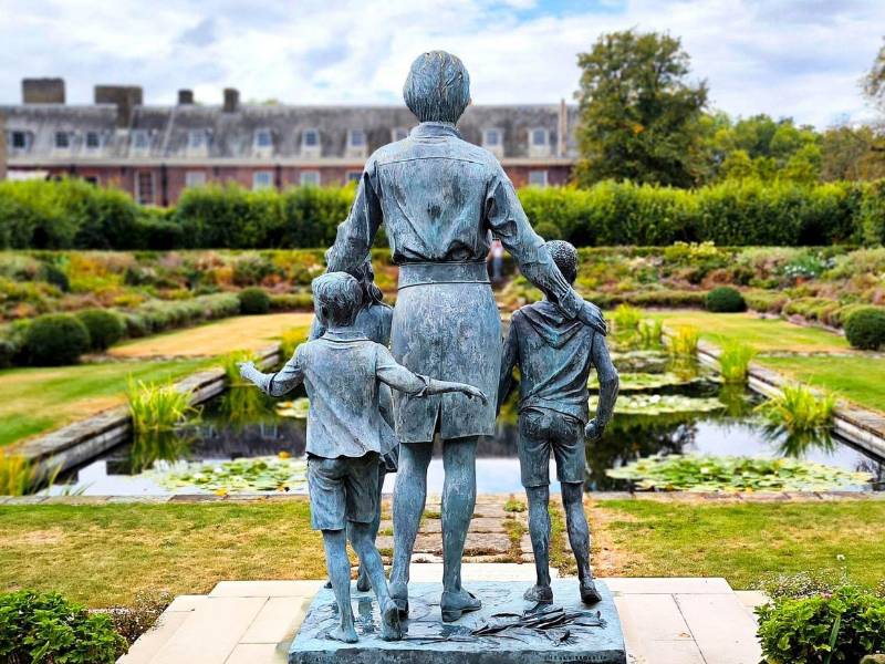 Estatua de Diana de Gales con sus dos hijos Guillermo y Enrique, en los Jardines de Kensington Palace en Londres, Reino Unido.