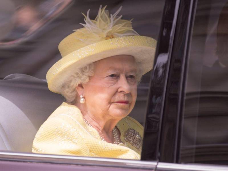 La reina Isabel II solicitaba la presencia de su dama de compañía cada vez que el príncipe Harry la llamaba por teléfono, según recoge el biógrafo real Hugo Vickers en Isabel II: Una historia personal, que se publica en el Reino Unido el próximo 8 de abril.