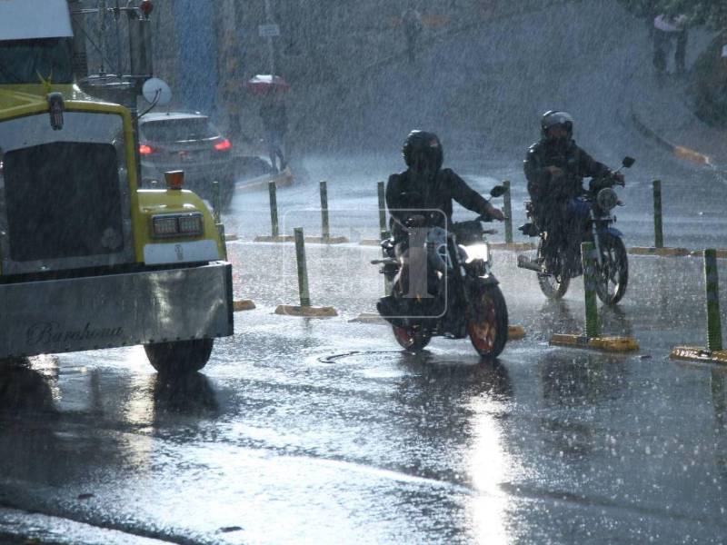 La sequía cada vez empeora en Honduras y las autoridades buscan alternativas para enfrentar sus efectos. La estimulación de las nubes comenzará con unos 20 vuelos sobre las zonas afectadas por la falta de lluvias. Los vuelos estarán a cargo de la empresa mexicana Startup Renaissance.Con la estimulación artificial de nubes, las autoridades buscan provocar lluvias sobre 2.3 millones de hectáreas en zonas afectadas por la sequía en Honduras. ¿Cómo se hará y cómo funciona?