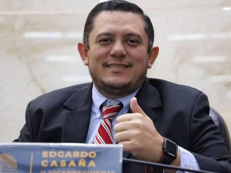 1.- Un cargo inexistente: Casaña fue beneficiado con una cadena de plazas en Santa Bárbara, con registros que lo ubicaban como docente en 2023 y luego como jefe departamental con un sueldo de 53 mil lempiras mensuales. El cargo no existe en el reglamento que organiza las direcciones educativas, constató EL HERALDO Plus mediante estados de cuenta. Aquí las irregularidades del caso.