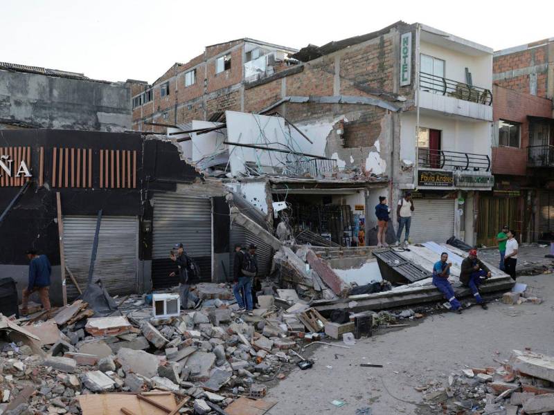 Las primeras luces del día mostraron este martes con mayor claridad las heridas que dejó en Cali el terremoto de magnitud 7,4 que sacudió la víspera la mayor parte de Colombia y causó al menos 169 muertes, 85 de ellas en esta ciudad.