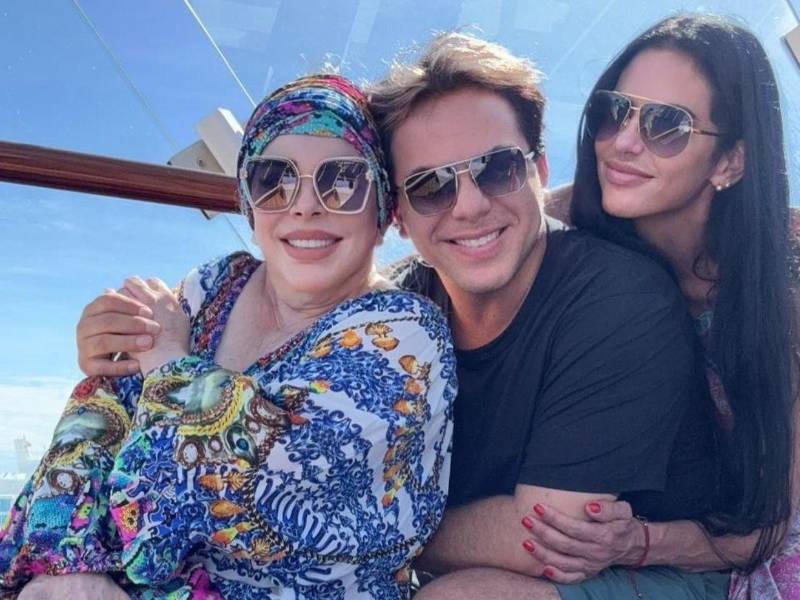 La relación entre Cristian Castro y Mariela Sánchez llegó a su fin días después de que la pareja confirmara sus planes de boda. La separación se produjo tras filtrarse imágenes del cantante en actitud afectuosa con otra mujer, identificada como Marcela, una fan argentina