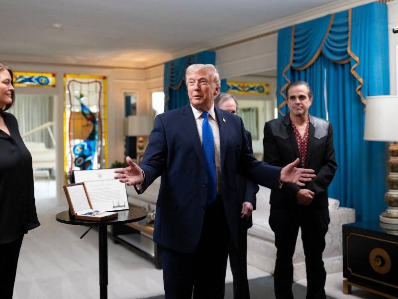 Fotografía divulgada por la Casa Blanca donde aparece el presidente de Estados Unidos, Donald Trump, durante su visita este lunes, a Graceland, la mansión de Elvis Presley en Memphis, Tennessee.