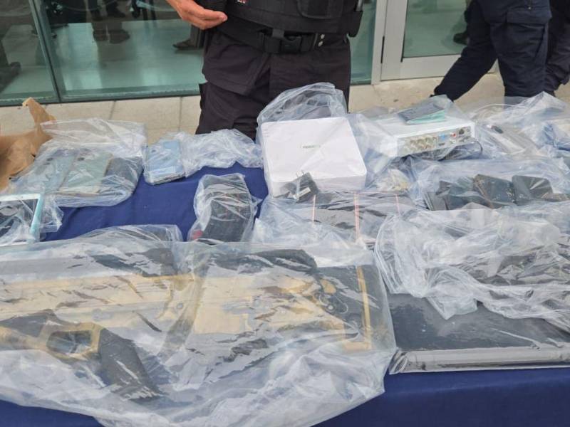 Entre las evidencias decomisadas hay dos armas de fuego, municiones y celulares.