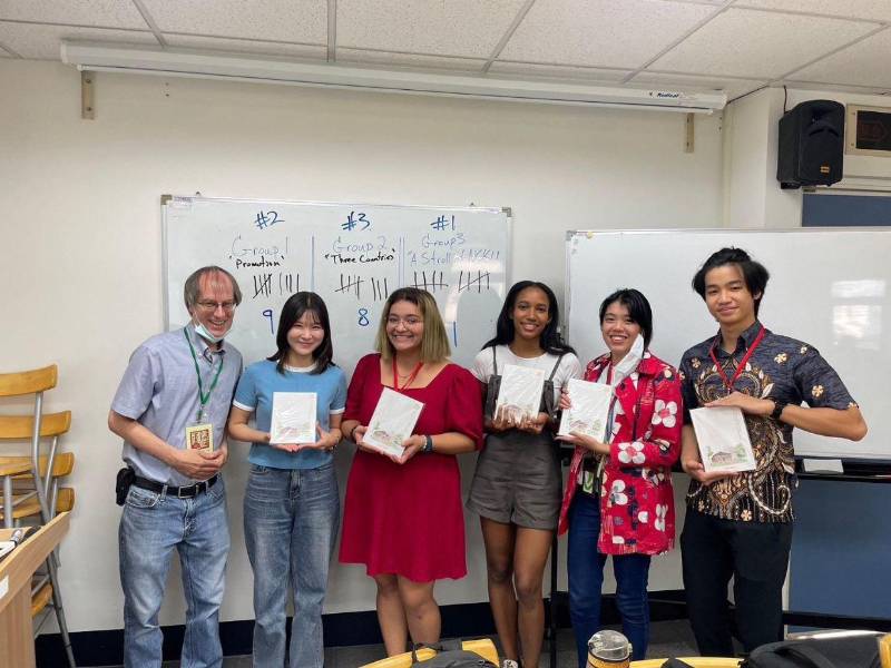 Sindy Paola Navarro Martínez (vestido rojo), es una joven becaria hondureña, estudiante de ingeniería aeroespacial en la National Cheng Kung University, en Taiwán.
