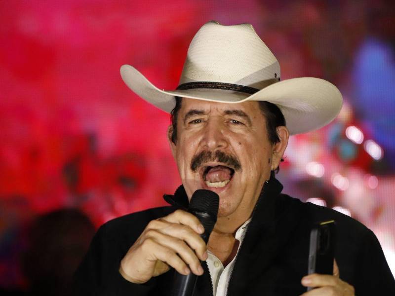 El expresidente Manuel Zelaya se refirió a los rumores de negociaciones para incluirlo como diputado.