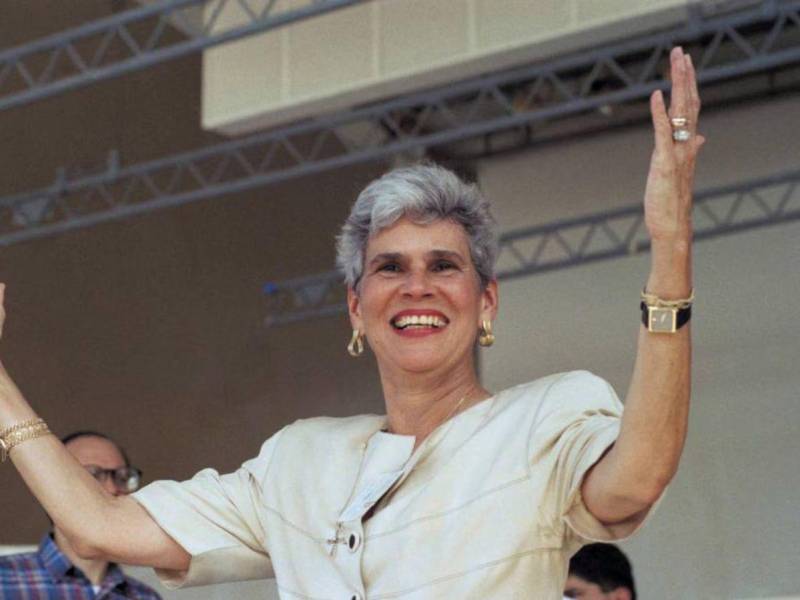 Violeta Barrios de Chamorro fue la primera mujer en América Latina elegida presidenta por voto popular. Falleció este 14 de junio de 2025 en San José, Costa Rica, a los 95 años, tras varios años retirada de la vida pública y acompañada por su familia.