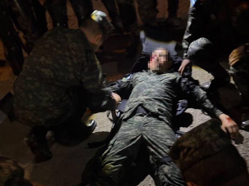El soldado recibió atención médica en el lugar, pero fue trasladado hasta el Hospital Militar.