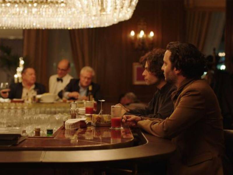 Solnicki (Buenos Aires, 1978) actúa en su propia obra para dar vida al enigmático constructor argentino llegado para hostigar a Dafoe y perseguirlo hasta que, naturalmente, ambos acaban a tartazo limpio sobre una resbaladiza pista de patinaje.