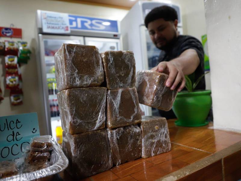 Vendedores aseguran que la rapadura de dulce se posiciona como uno de los productos más solicitados durante diciembre,