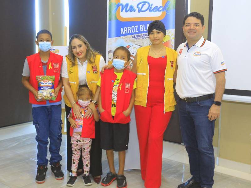 Niños participantes del concurso artístico que dio vida a la campaña.