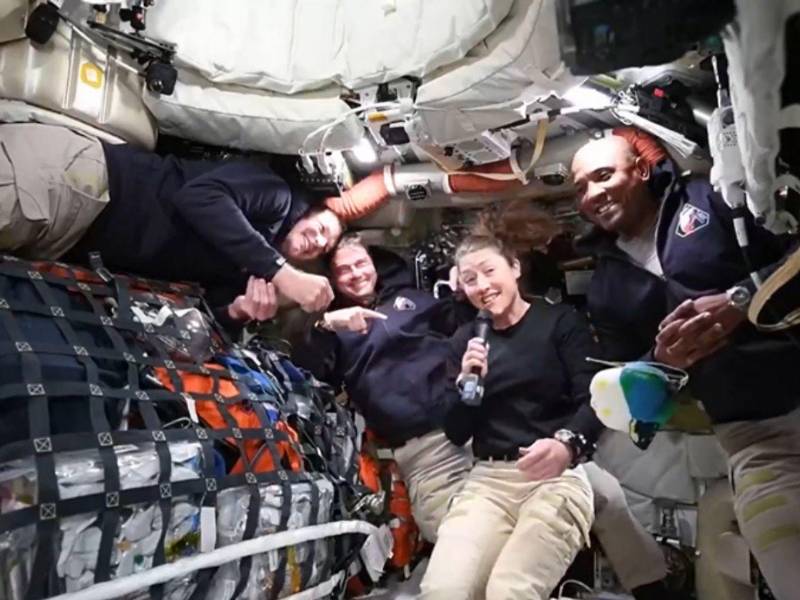 Imagen distribuida por la NASA que muestra a los cuatro astronautas de Artemis II dentro de la nave Orión.