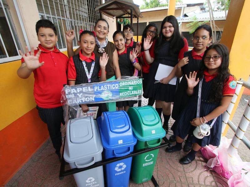 Los primeros centros educativos reciben los contenedores de reciclaje como parte del programa de Escuelas Amigables con el Ambiente de EL HERALDO.