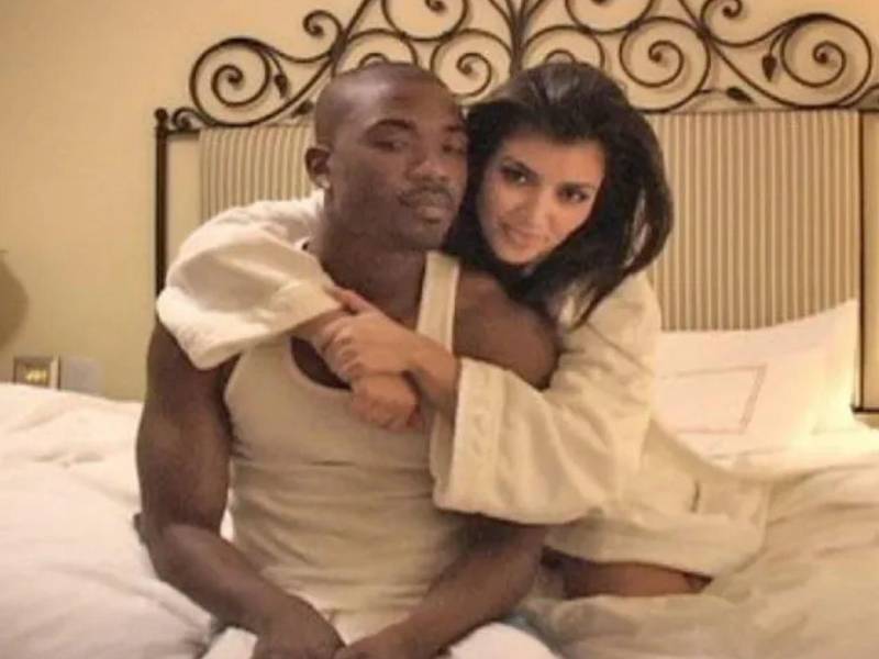 Kim Kardashian y Ray J acordaron en secreto, en 2023, dejar atrás para siempre el escándalo de su video íntimo. Ese acuerdo, que ambas partes mantuvieron bajo llave durante casi tres años, quedó expuesto este viernes 27 de marzo de 2026, cuando el medio especializado TMZ publicó el documento completo de nueve páginas.