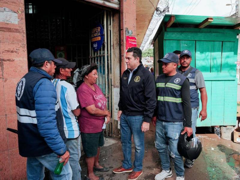 El alcalde Juan Diego Zelaya hizo un recorrido por el mercado y conversó con los locatarios.