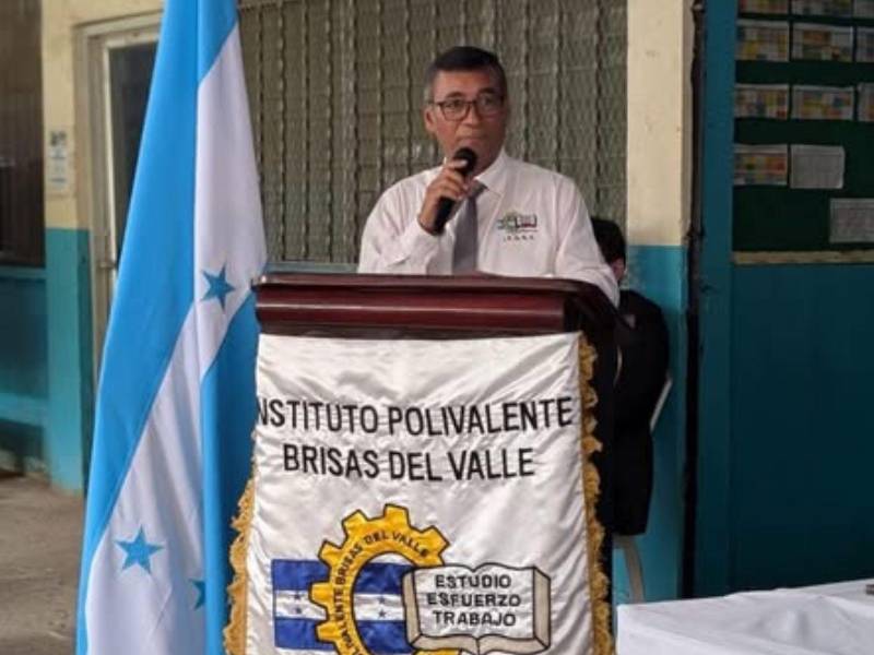 El silencio se mezcla con el llanto y los abrazos durante la tarde de este sábado 30 de mayo en el Centro Comunal de Brisas del Valle, en Cofradía, Cortés, donde familiares, estudiantes, docentes y vecinos se reunieren para despedir a Víctor Fiallos, director del Instituto Polivalente Brisas del Valle.