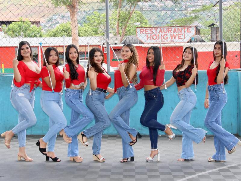 Con sonrisas, elegancia y mucha energía, las palillonas del Liceo Heiner Reyes afinan cada detalle para su presentación en las fiestas patrias.