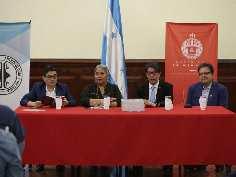 En la mesa principal estuvo presente Edgar Soriano, Patricia Cardona, Jorge Amaya y Guillermo Varela, autor del libro.