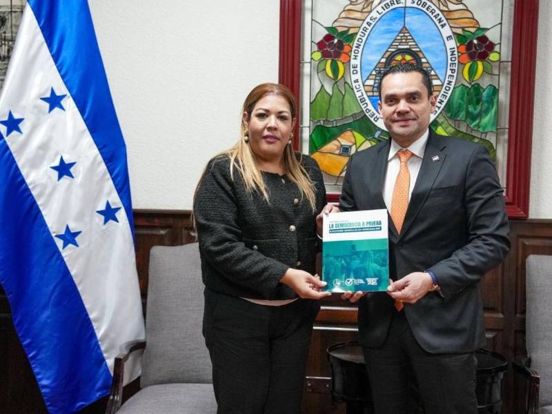 La titular del Comisionado Nacional de los Derechos Humanos (Conadeh), Blanca Izaguirre, entregó el informe de observación electoral 2025 al presidente del Congreso Nacional, Tomás Zambrano.