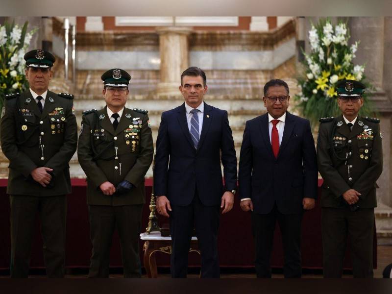 Mandato. El presidente de Bolivia, Rodrigo Paz, encargó a los nuevos mandos policiales de su país arreciar la lucha contra el narcoterrorismo y otros delitos que amenazan a las familias.