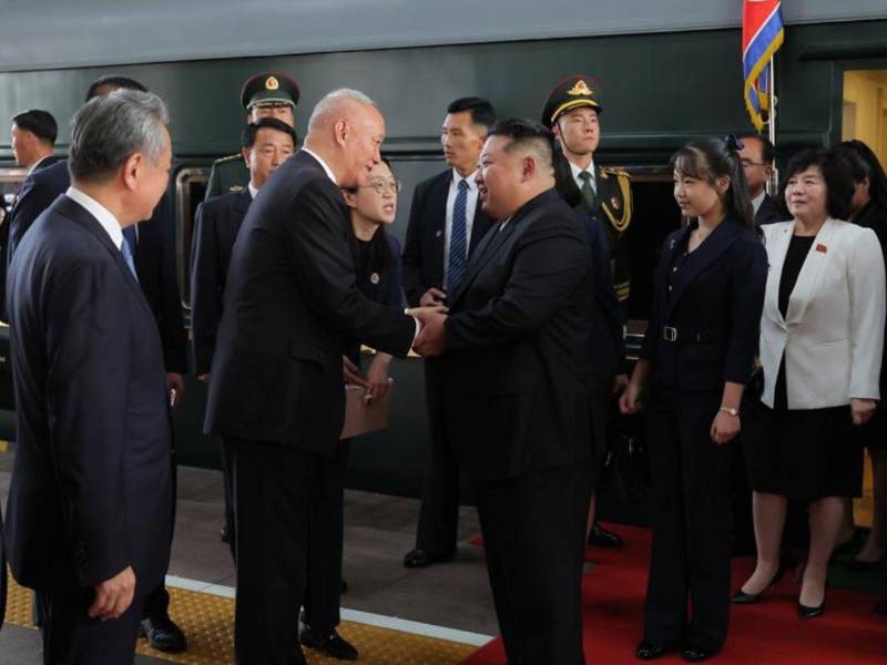 Kim Ju-ae bajó detrás de su padre del tren en el que viajó hacia China.