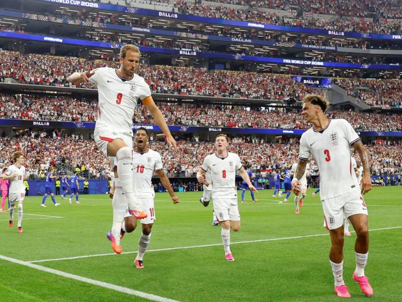 Harry Kane se está despachando con doblete, uno de penal y otro de cabeza.