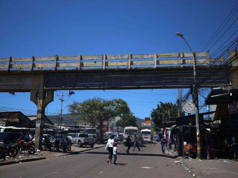 El puente peatonal del Zonal Belén, cerrado desde 2012 por invasión de vendedores, volverá a funcionar en aproximadamente un mes tras labores de mantenimiento.