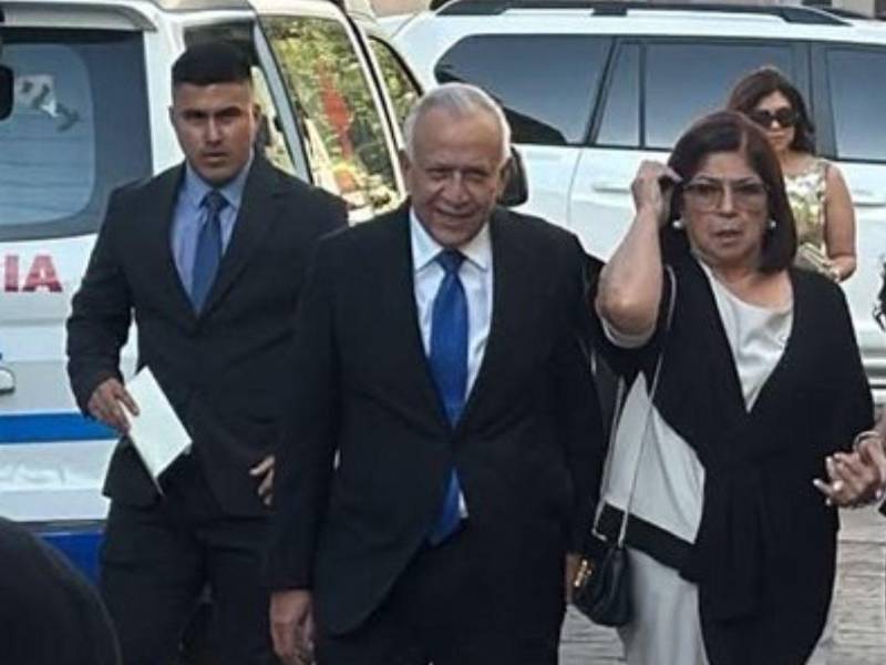 El expresidente del Congreso, Mauricio Oliva, estuvo presente en la juramentación de Juan Diego Zelaya.