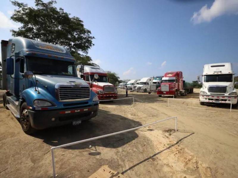 Transportistas de carga pesada en la zona norte amenazan con un paro y toma de carreteras ante el alza de los combustibles y falta de ajustes.