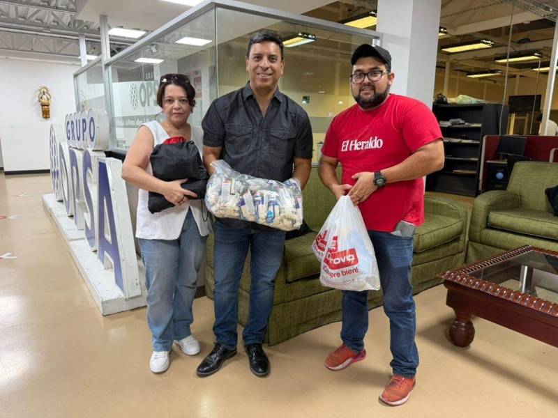 Los esposos Ingrid Buck y Hector Suazo dijeron presentes en la campaña de donación.