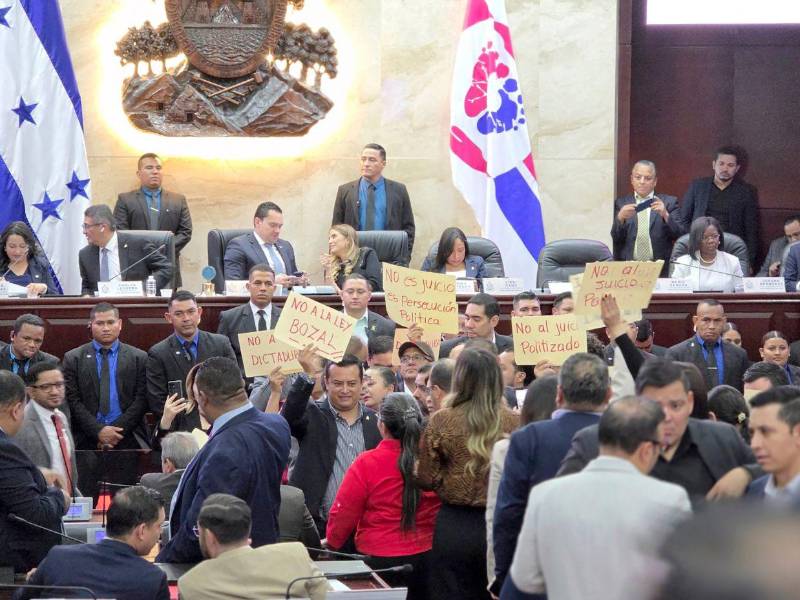 Los diputados del Partido de Libre continuaron ayer con su 'insurrección legislativa' durante la lectura del informe de la Comisión integrada para conocer las denuncias de juicios políticos a cuatro funcionarios electores, entre ellos, el consejero del CNE, Marlon Ochoa, quien estaría fuera del país, y el magistrado del TJE, Mario Morazán.
