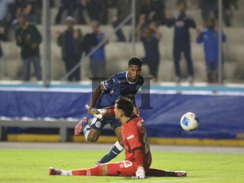 Motagua falló varias, como una de Jorge Serrano en el primer tiempo.