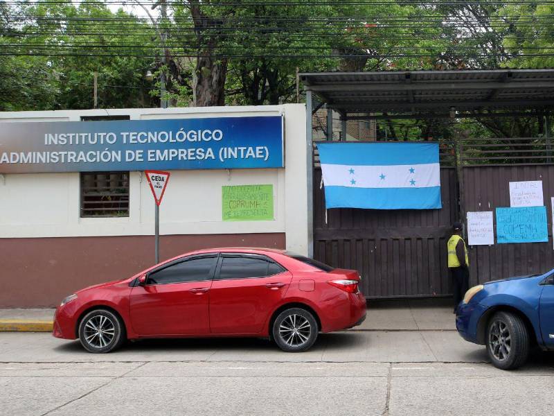 Los centros educativos a nivel nacional no abrieron sus puertas a los estudiantes este lunes.
