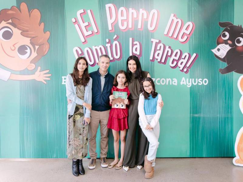 La pequeña escritora Alicia Azcona Ayuso junto a sus hermanas y sus padres José Azcona Bocock y Pamela Ayuso.
