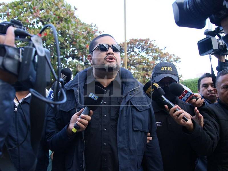 Los acusados en el caso de fraude en Sedesol acuden este viernes a audiencia inicial para responder por los delitos que se les imputan, entre ellos Isis Cuéllar y José Carlos Cardona. Así se les captó mientras arribaban al Poder Judicial.